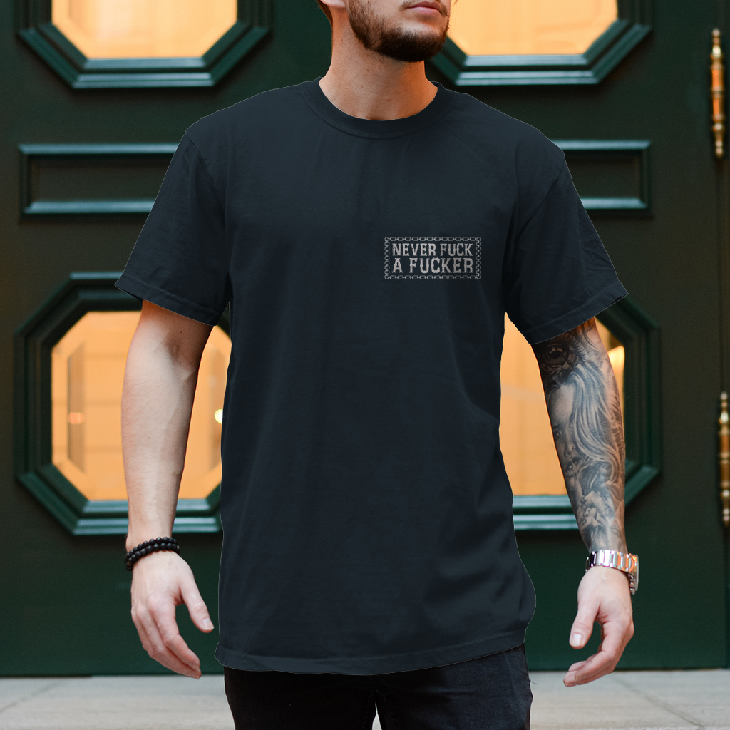 Herren T-Shirt Never Fuck A Fucker | Biker Statement Brust und Rückendruck Variante 4