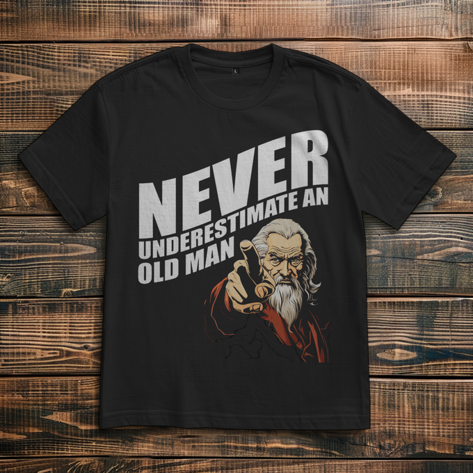 Biker Shirt mit dem Spruch: „Never underestimate an Old Man“ – Vorderansicht
