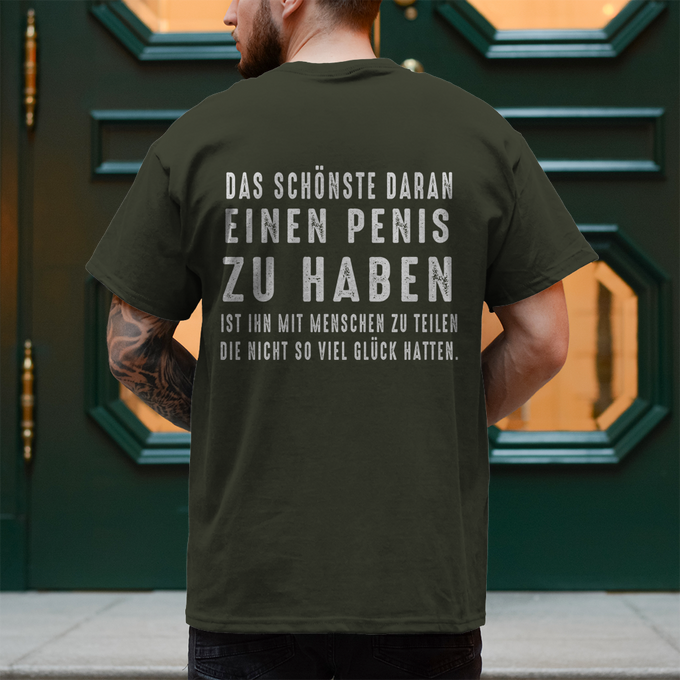 Herren T-Shirt:" Das schönste an einem Penis ist es ihn mit Menschen zu teilen die nicht so viel Glück hatten.“ – Rückansicht