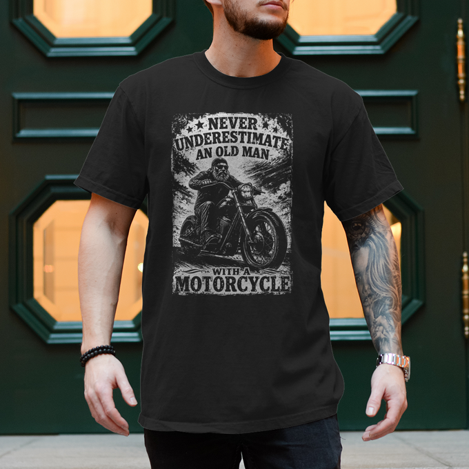 Biker Shirt: Never Underestimate an Old Man with a Motorcycle – Vorderansicht