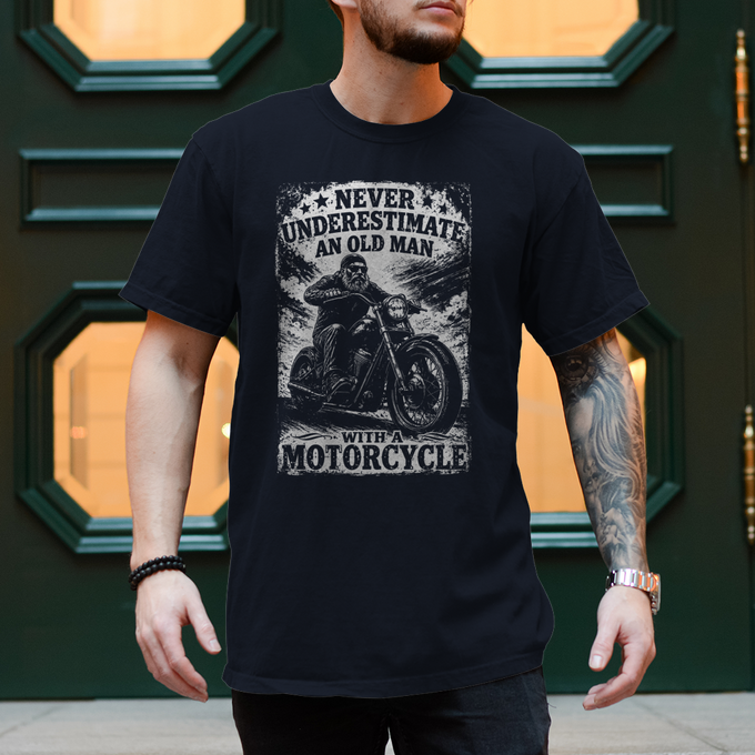 Biker Shirt: Never Underestimate an Old Man with a Motorcycle – Vorderansicht