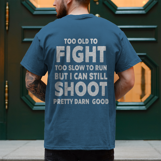 Biker T-Shirt „Too Old to Fight, Too Slow to Run, but I Can Still Shoot Pretty Darn Good“ – Rückansicht