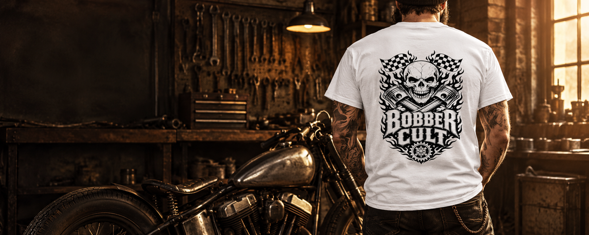 Bobber Cult Biker T-Shirt mit großem Rückenprint in einer warm beleuchteten Motorradwerkstatt – KI-Mockup