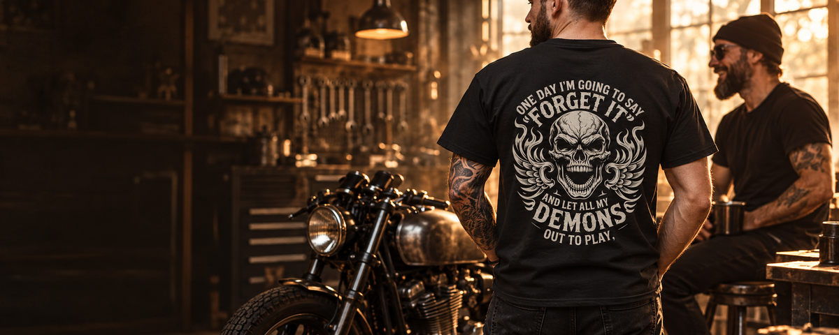 Demons Out To Play Biker T-Shirt mit Rückenprint beim Garagentreff – KI-Mockup