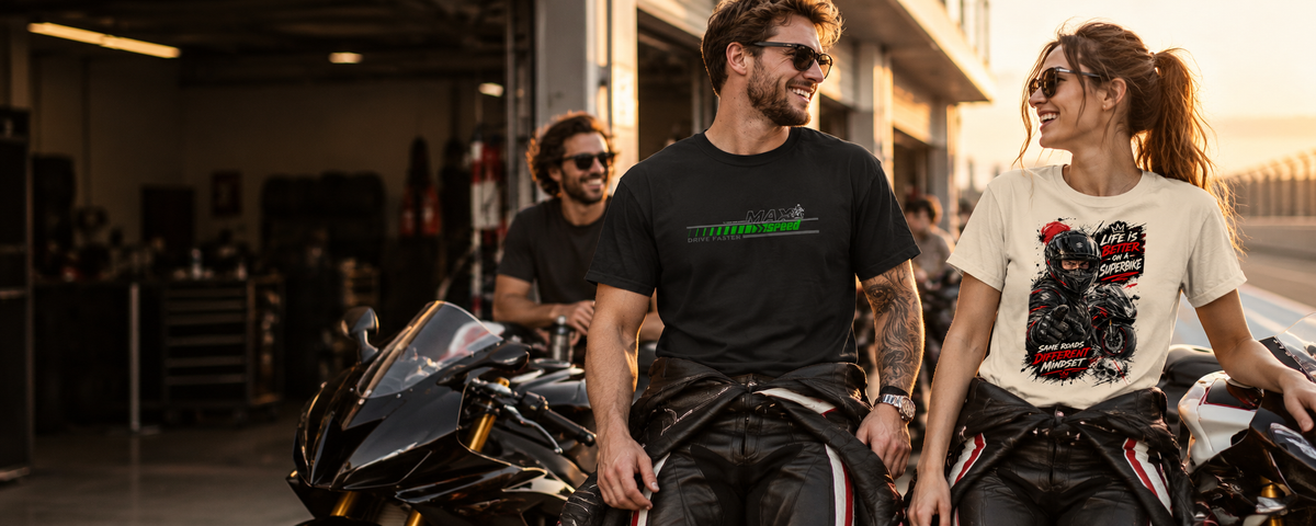 Race-Biker nach dem Trackday mit Speed Zone und Superbike Shirts – KI-Mockup