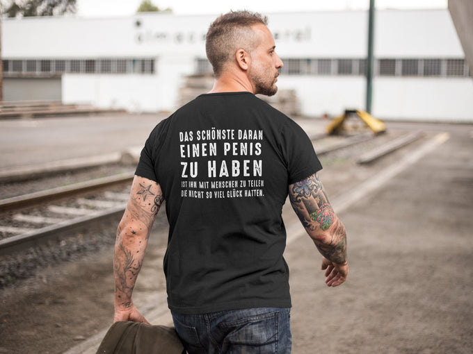 Herren T-Shirt:" Das schönste an einem Penis ist es ihn mit Menschen zu teilen die nicht so viel Glück hatten.“ – Rückansicht