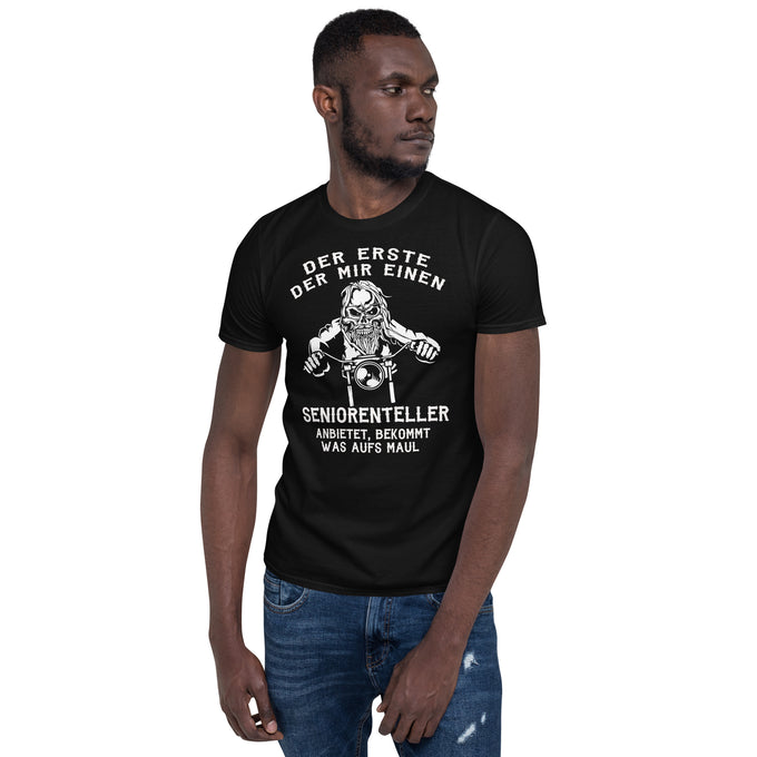 Biker Motorrad T-Shirt "Der erste der mir einen Seniorenteller anbietet, bekommt was aufs Maul" Variante 2 – Schwarz – Vorderansicht