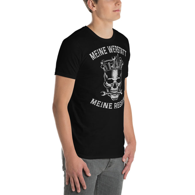 Biker Motorrad T-Shirt "Meine Werkstatt Meine Regeln" Variante 2 – Schwarz – Vorderansicht von rechts