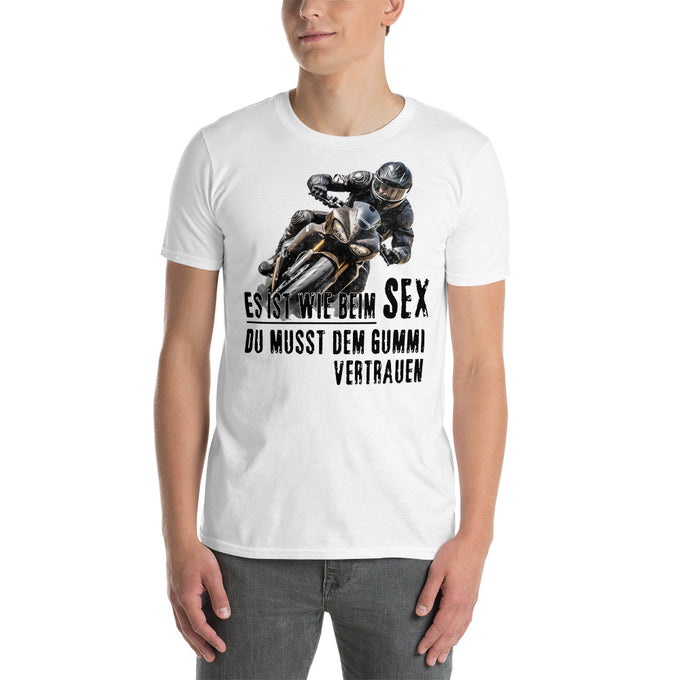Biker Motorrad T-Shirts"ES IST WIE BEIM SEX DU MUSST DEM GUMMI VERTRAUEN" Variante 2 – Weiß – Vorderansicht
