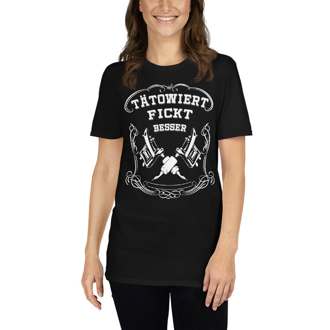 Damen T-Shirt "Tätowiert f*ckt besser" – Schwarz – Vorderansicht