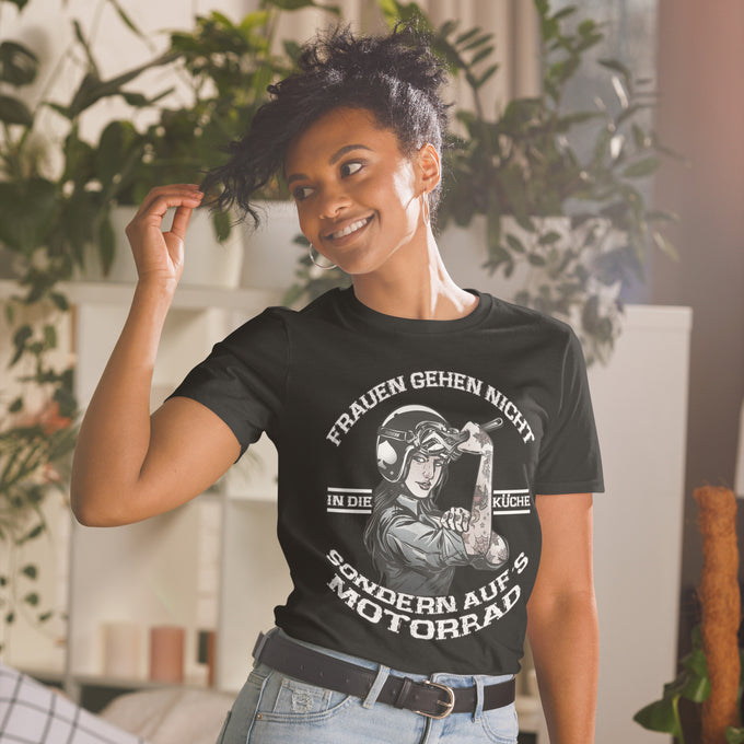 Damen T-Shirt "Frauen gehen nicht in die Küche sondern aufs Motorrad" – Schwarz – Vorderansicht